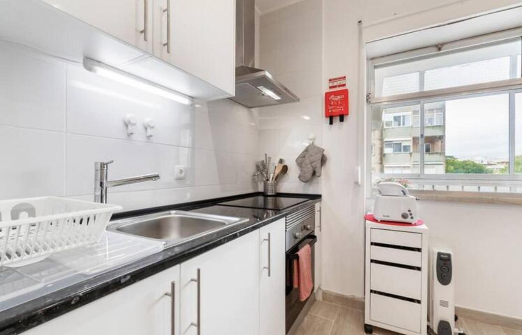 Beautiful 1 Bedroom Apartment Near Benfica リスボン エクステリア 写真
